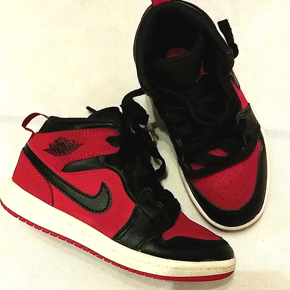 NIKE AIR JORDAN 1 RETRO MID 
Boys
Size 11C